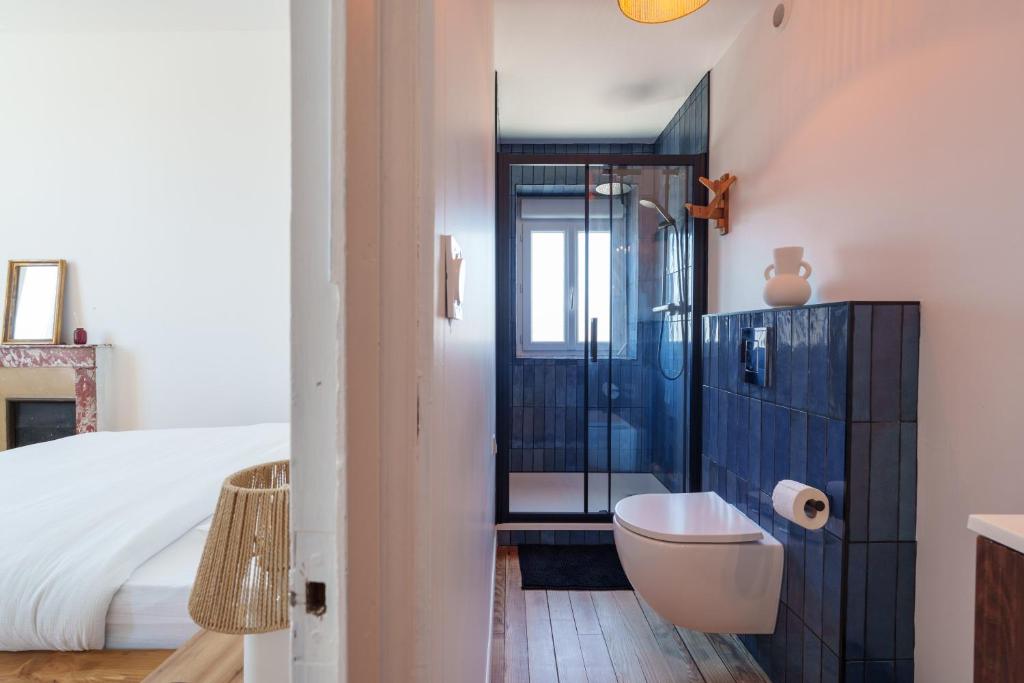 Chambre bleue et sa salle d’eau privative
