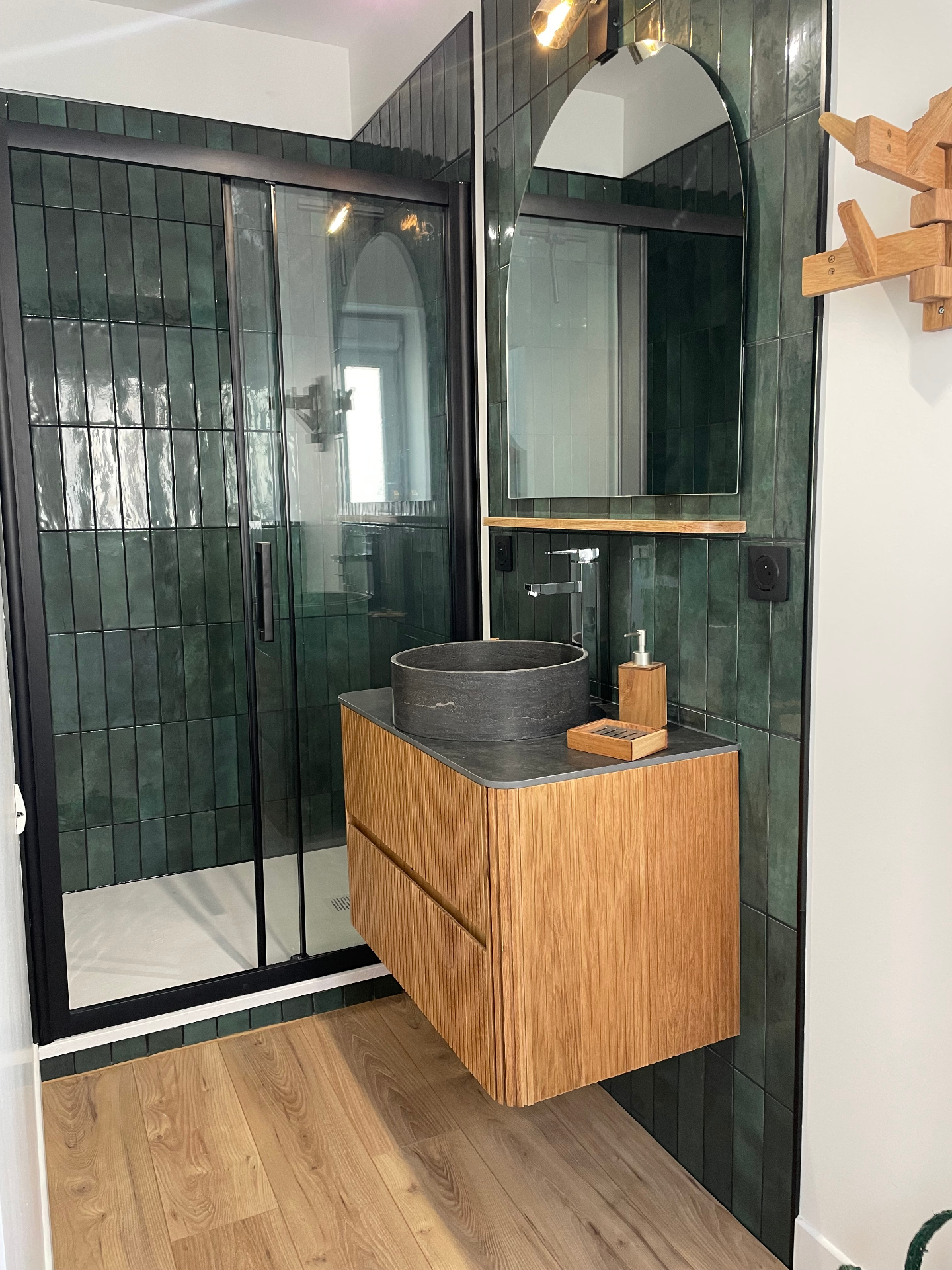 Salle d'eau privative avec douche et WC de la Chambre 1 à Maison Eyrans