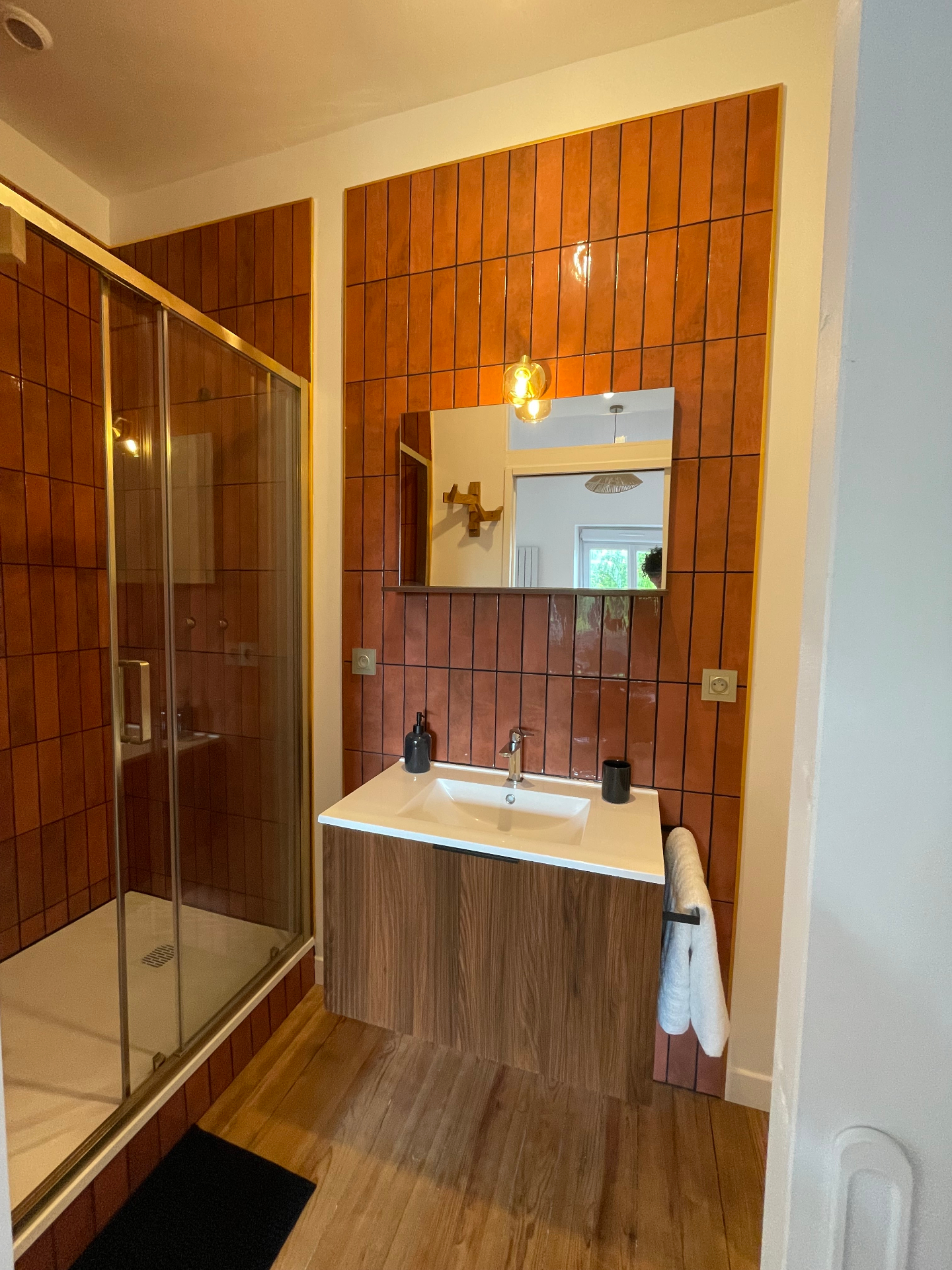 Salle d'eau privative avec douche et WC de la Chambre 3 à Maison Eyrans