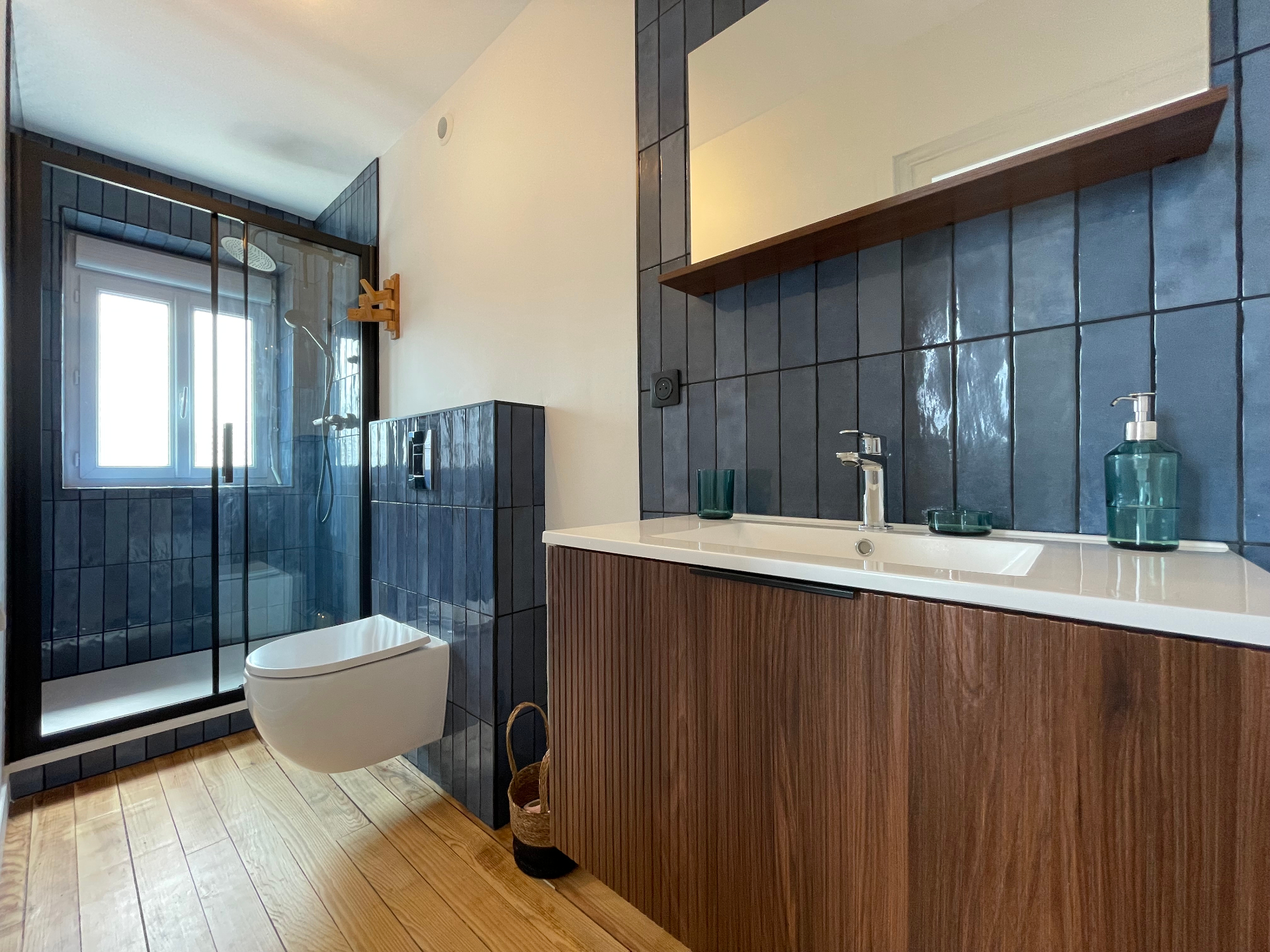 Salle d'eau privative avec douche et WC de la Chambre 2 à Maison Eyrans