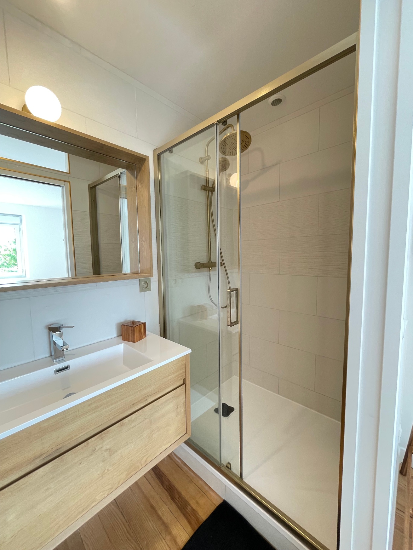 Salle d'eau privative avec douche et WC de la Chambre 4 à Maison Eyrans