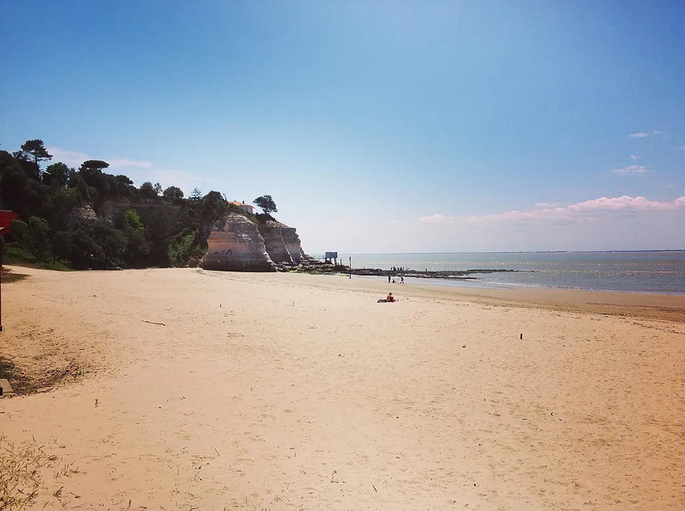 Sable et falaises de la plage des Nonnes