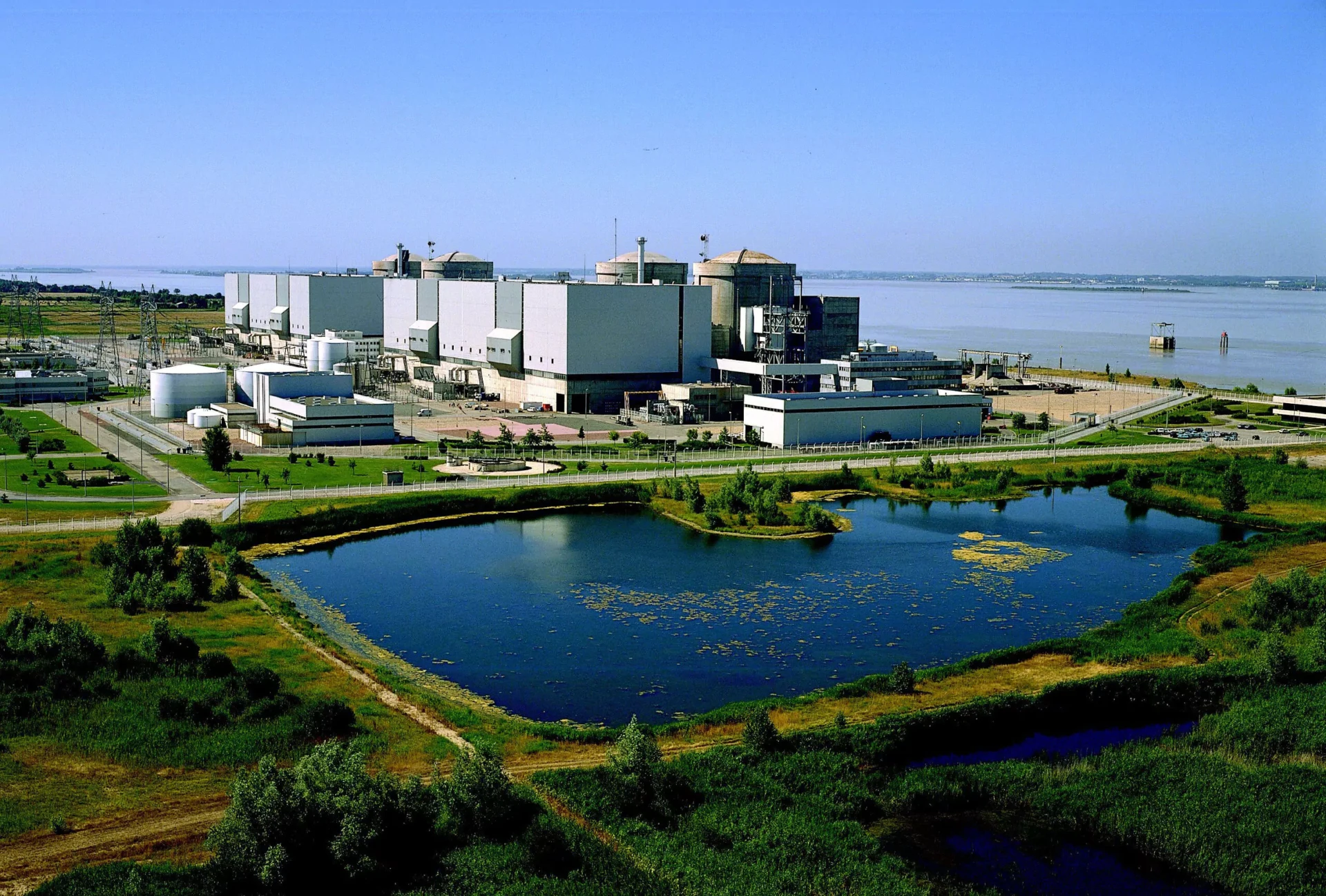 Vue aérienne du CNPE du Blayais au bord de l’estuaire