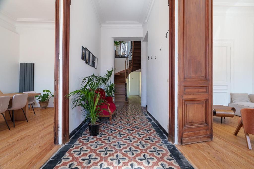 Entrée avec carreaux de ciment et escalier en bois