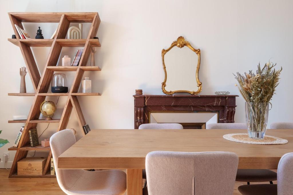 Salle à manger chaleureuse avec cheminée en marbre et bibliothèque design
