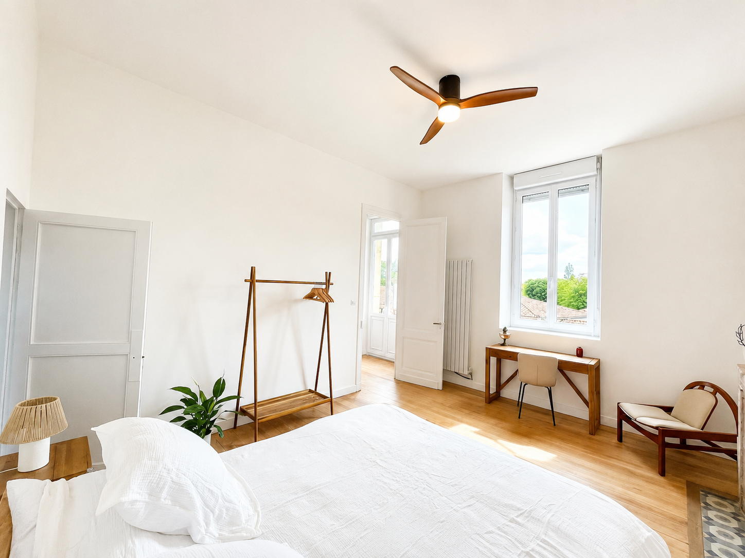 Vue d'ensemble lumineuse de la Chambre 2 avec bureau et ventilateur