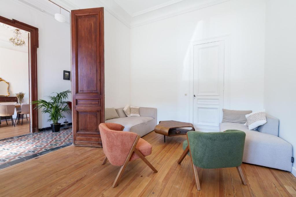 Séjour lumineux de Maison Eyrans avec parquet et fauteuils